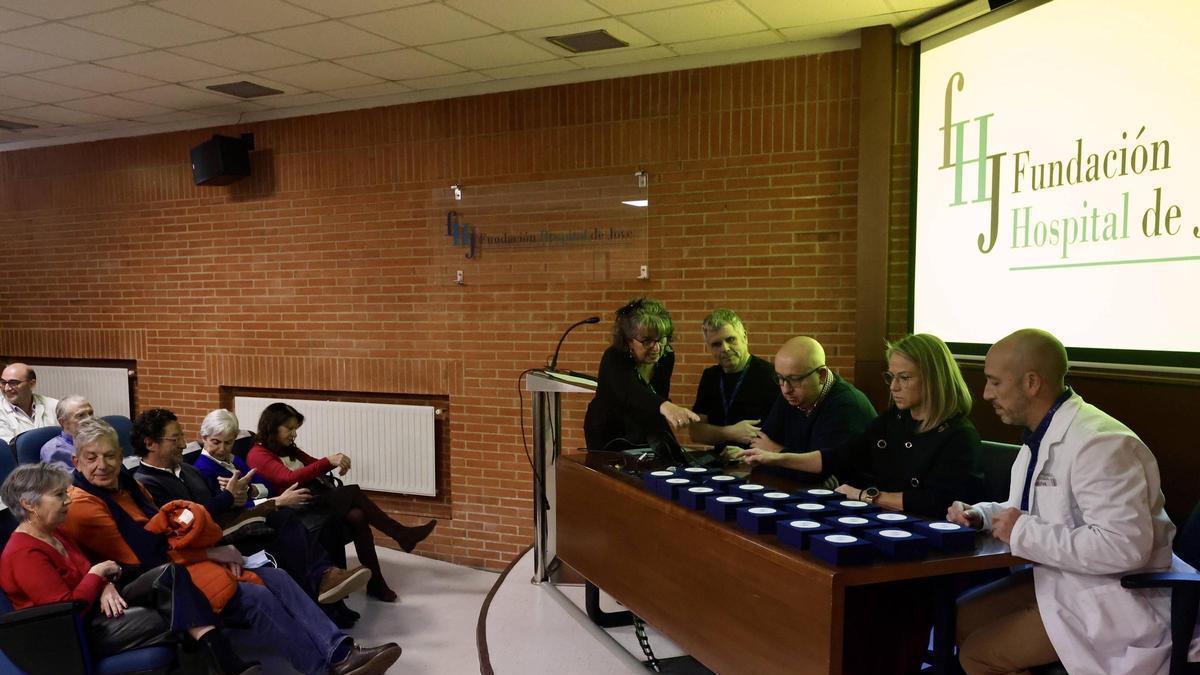Profesionales en el salón de actos del Hospital de Jove.
