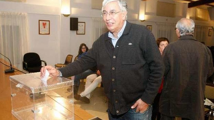 Florián Ferrero depositando su voto en la urna electoral.