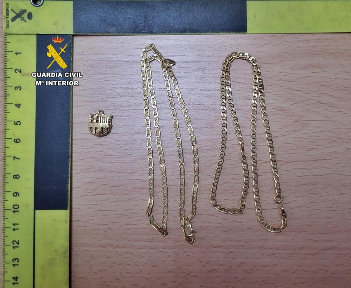 Joyas sustraídas de un establecimiento comercial de Azuaga