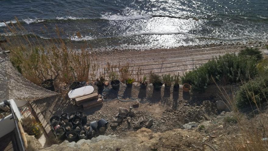 Trituran el acantilado de una cala de Xàbia para ampliar la terraza de un bar