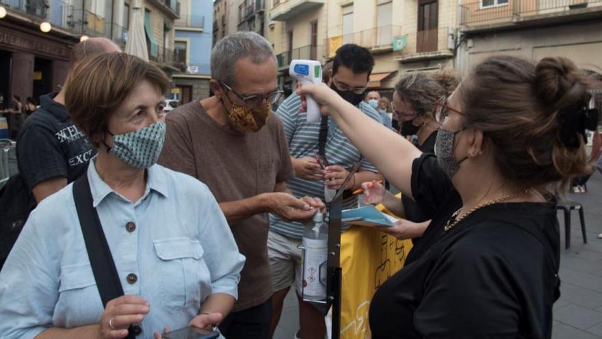 Es va prendre la temperatura a tothom qui va entrar al recinte on hi havia repartides les cadires |