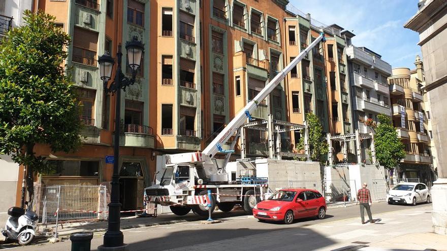 Una grúa trabajando en el edificio de Zara de Melquiades Álvarez.