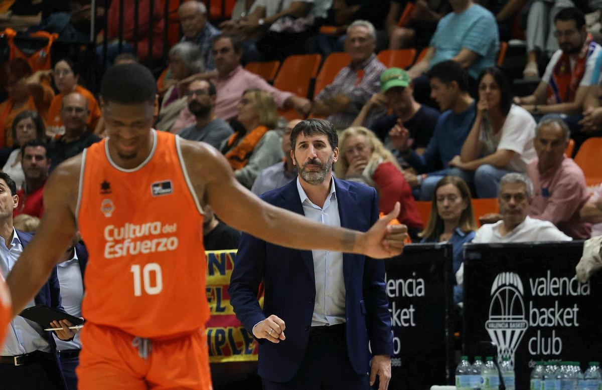 Damien Inglis levanta el pulgar ante las indicaciones de su entrenador, Álex Mumbrú