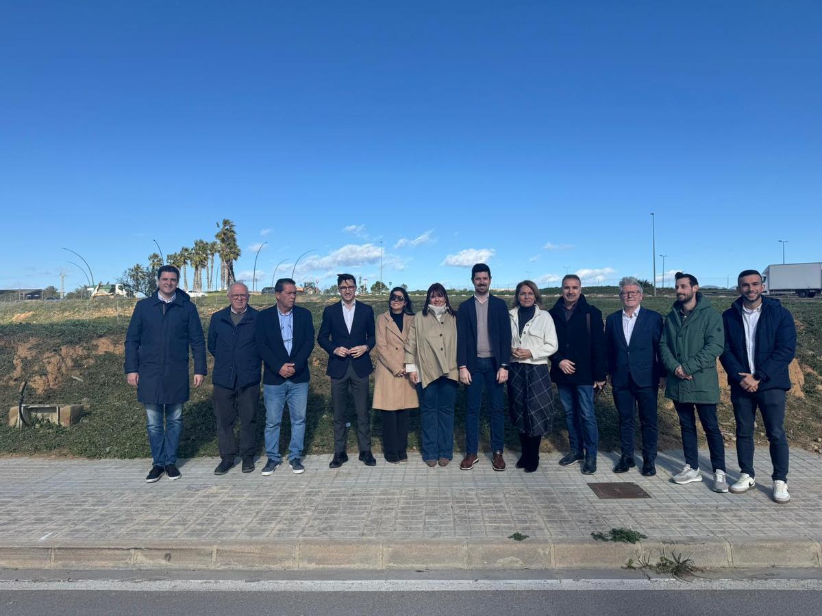 Susana Camarero, Abel Martí y otros representantes institucionales frente al solar donde se construirán las viviendas.
