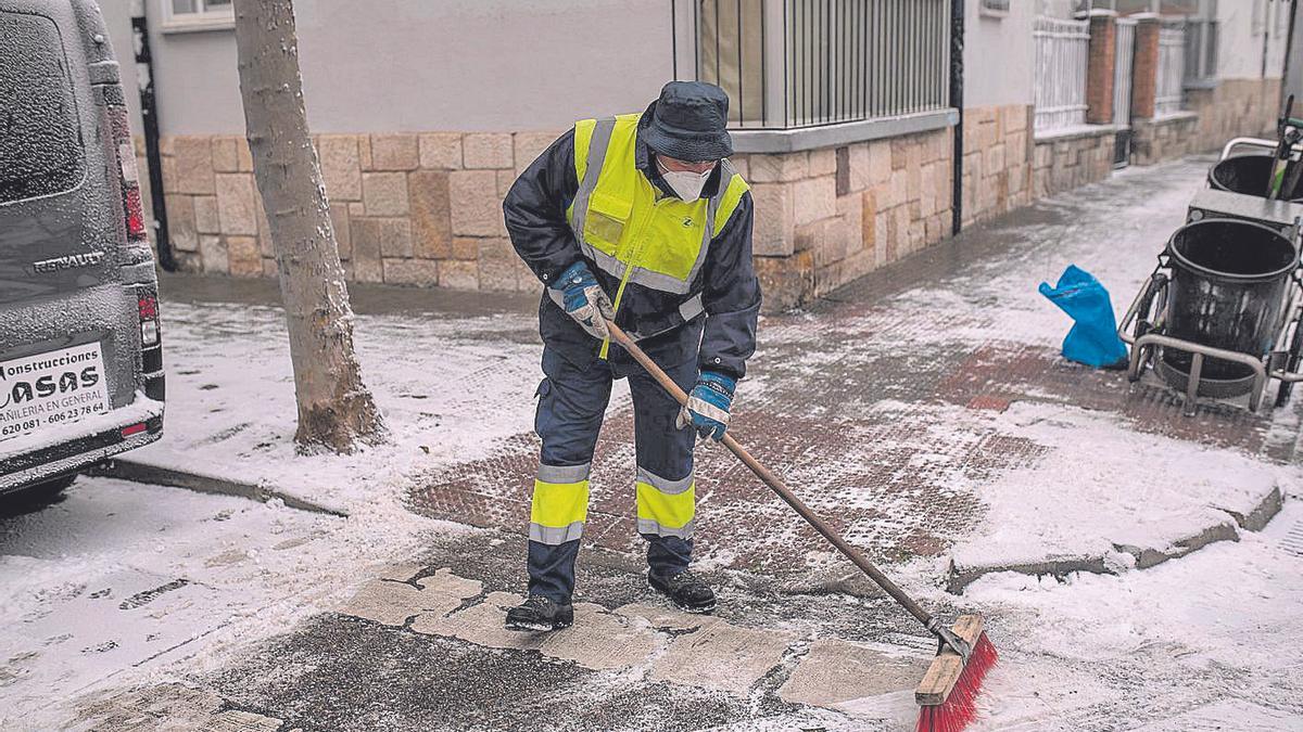 Un trabajador de Zamora Limpia retira el hielo de una acera en la capital. | Emilio Fraile