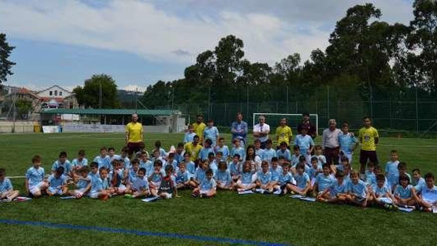 Niños y autoridades, durante el acto de clausura del campus. // D. P.