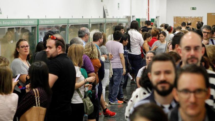 Colas para realizar el examen de las oposiciones en Correos.