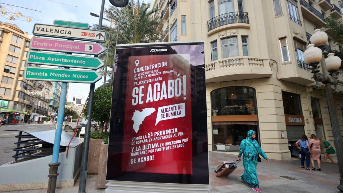 Uno de los carteles que se podía ver este sábado convocando la protesta en el centro de Alicante. | HÉCTOR FUENTES