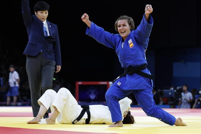  La judoca española Laura Martines Abelenda (azul) celebra tras imponerse a la kazaja Abiba Abuzhakynova en su combate de cuartos de final de -48 kilos de los Juegos Olímpicos de París 2024 disputado este sábado en París. 