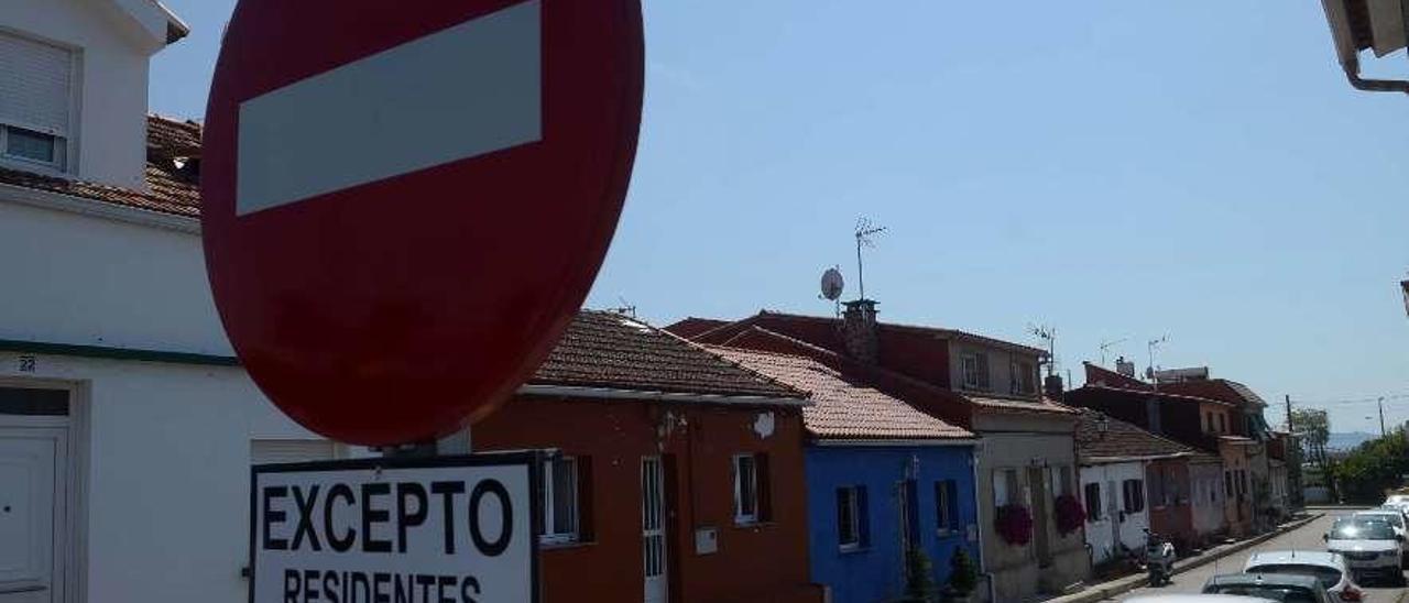 Una de las entradas de prohibido situada en los accesos al barrio de San Pedro de As Sinas. // Noé Parga