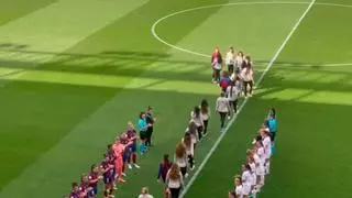 El primer equipo del Barça y el Madrid CFF realizan el pasillo al filial azulgrana