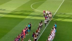 El primer equipo del Barça y el Madrid CFF realizan el pasillo al filial azulgrana