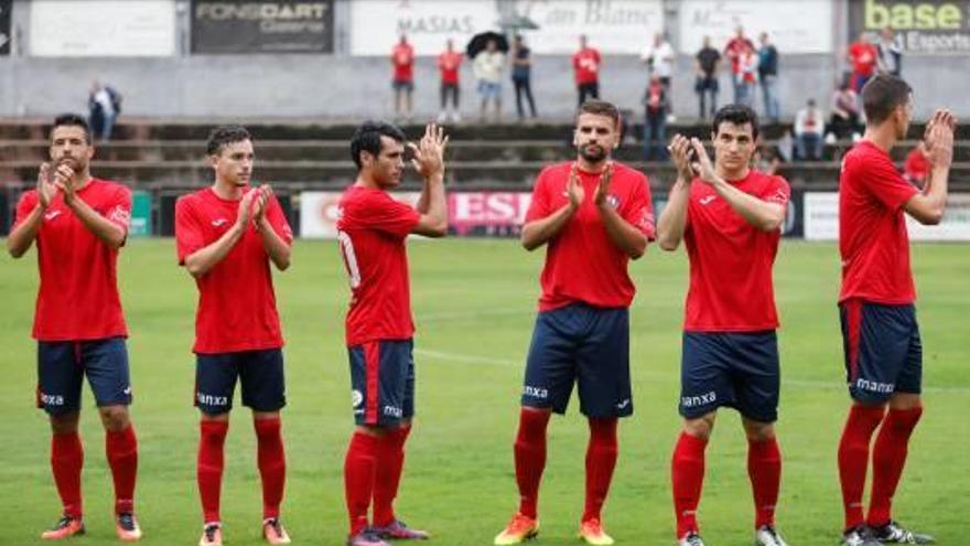 Els jugadors de l&#039;Olot saluden l&#039;afició abans de l&#039;últim duel de Copa amb l&#039;Alcoià.