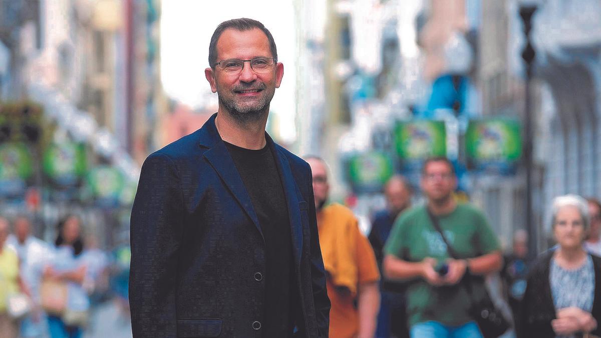 José Pellejero esta semana en la calle comercial de Triana, en Las Palmas de Gran Canaria.