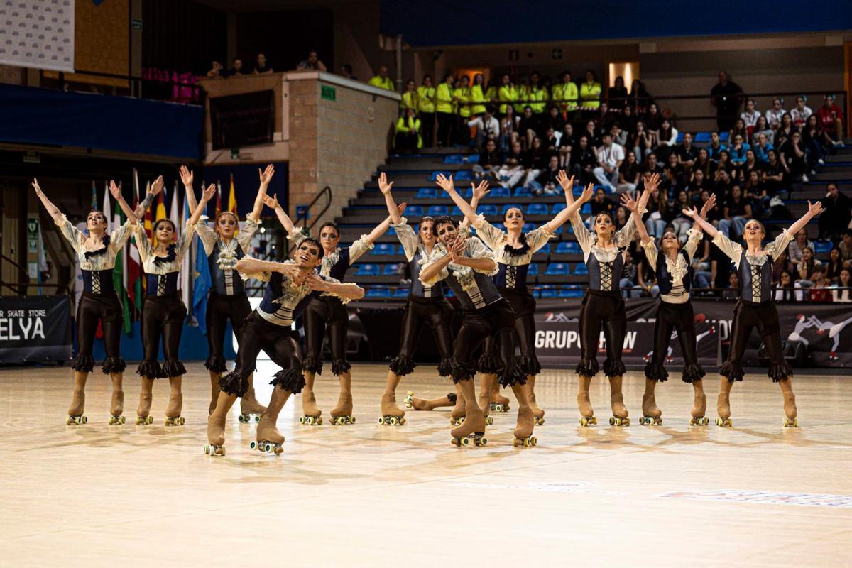 El PA Figueres interpreta la coreografia 'Echoes in the sea'.
