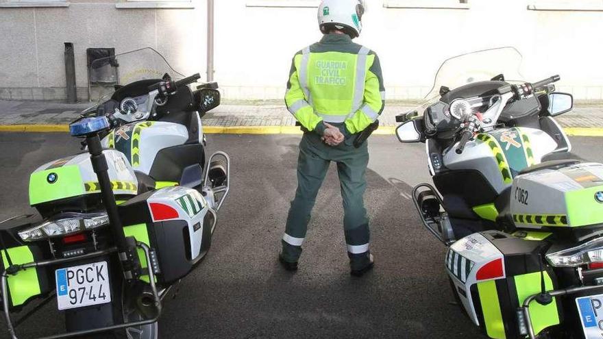 Un guardia civil de tráfico, entre dos motos. // Iñaki Osorio