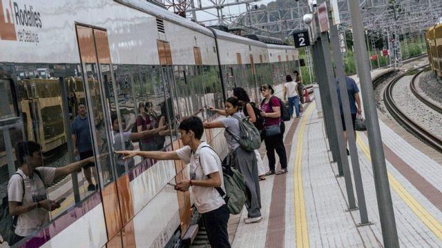 Els usuaris entren en un tren a l’estació de Castellbisbal. | JORDI OTIX
