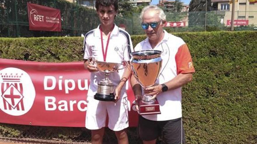 Alberto Altur recibe el premio en el torneo barcelonés.