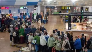 Aena refuerza Alvedro con más aparcamiento, accesos y personal por el cierre temporal del aeropuerto de Lavacolla