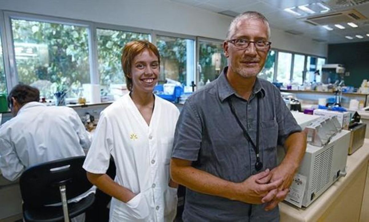 Julià Blanco i Marta Curriu, investigadors participants en els treballs amb el virus XMRV, ahir a l’IrsiCaixa.