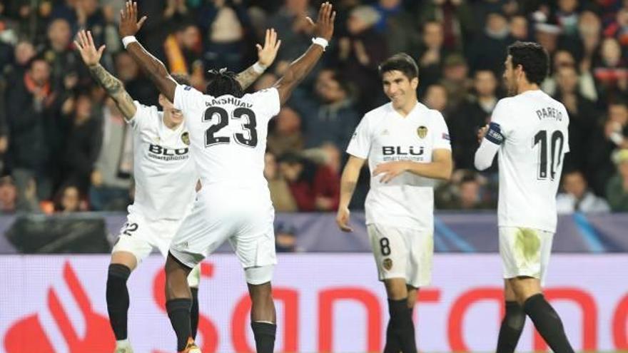 Santi Mina y Batshuayi celebran el segundo gol con una danza.