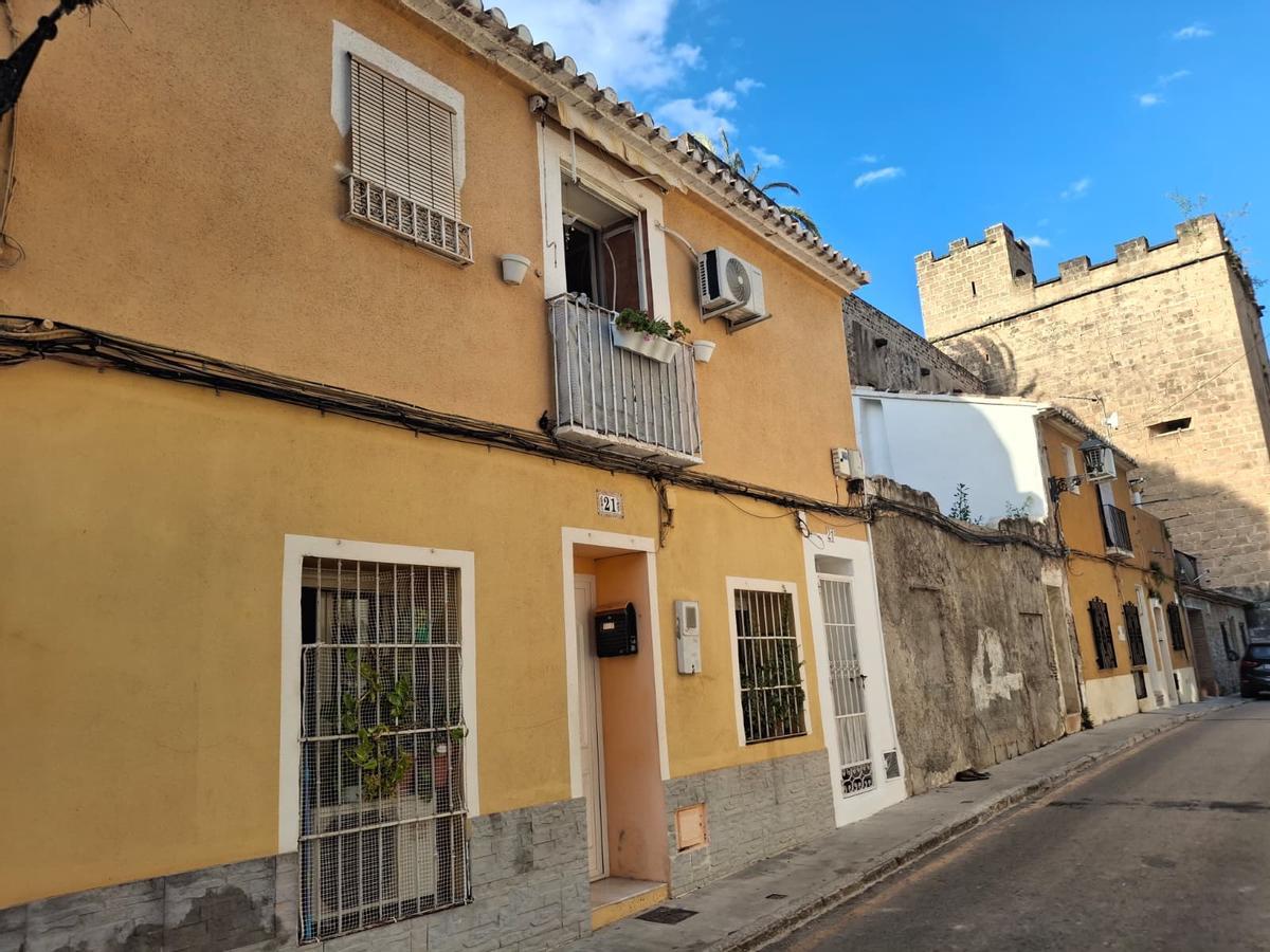 Fachada de la casa donde presuntamente está enterrado Juan desde 1993.