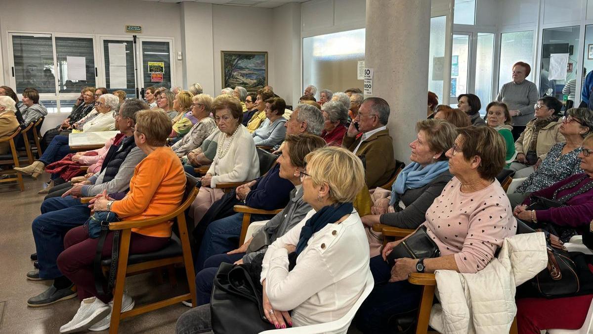 Asistentes a la charla organizada por el ayuntamiento.