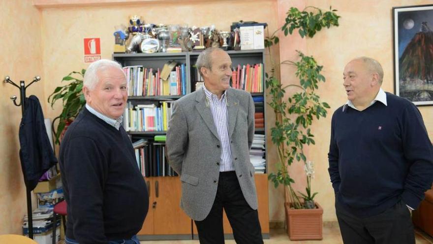 Benjamín Fernández, Antonio Mónico y Pepe Espiño, ayer, en el IES Valle de Turón.