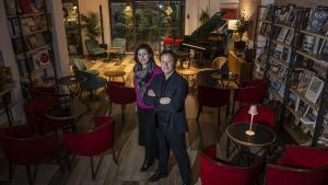 Mariana Sàrrias y Víctor Manuel Sánchez, propietarios de la librería Byron, en una sala con elementos del Milano Jazz Club.