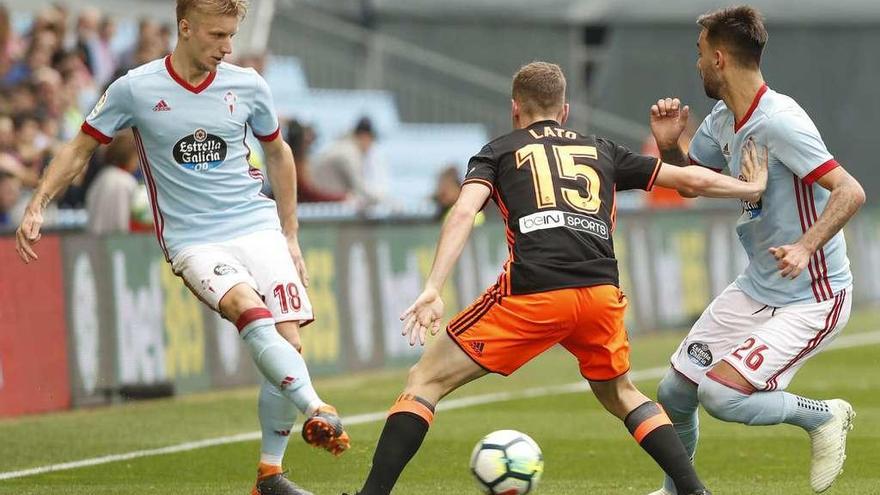 Daniel Wass realiza un pase ante el valencianista Lato y el céltico Brais Méndez, el sábado en Balaídos. // Ricardo Grobas