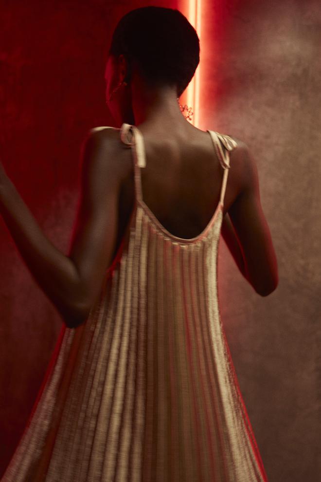 Vestido plisado dorado de Parfois