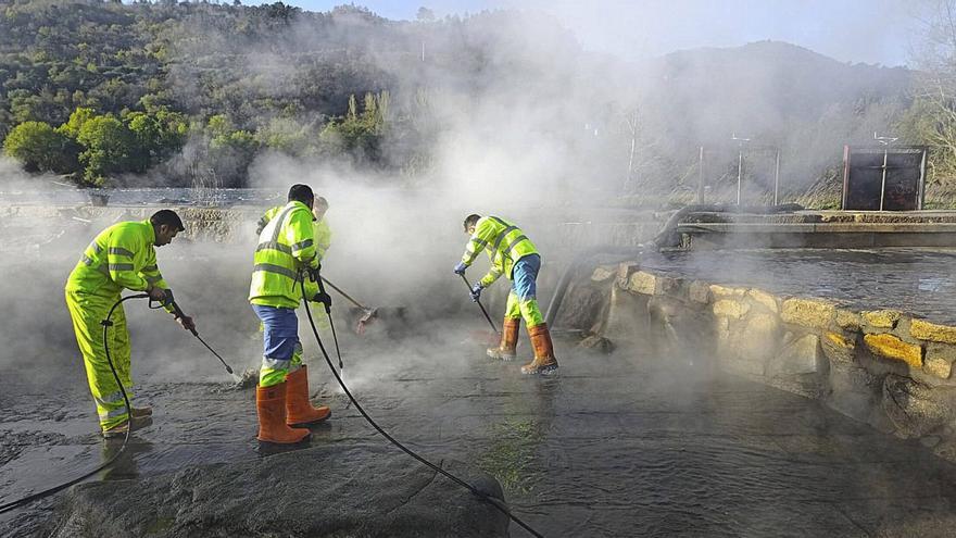 Operación limpieza en las termas públicas para poder reabrirlas en Semana Santa