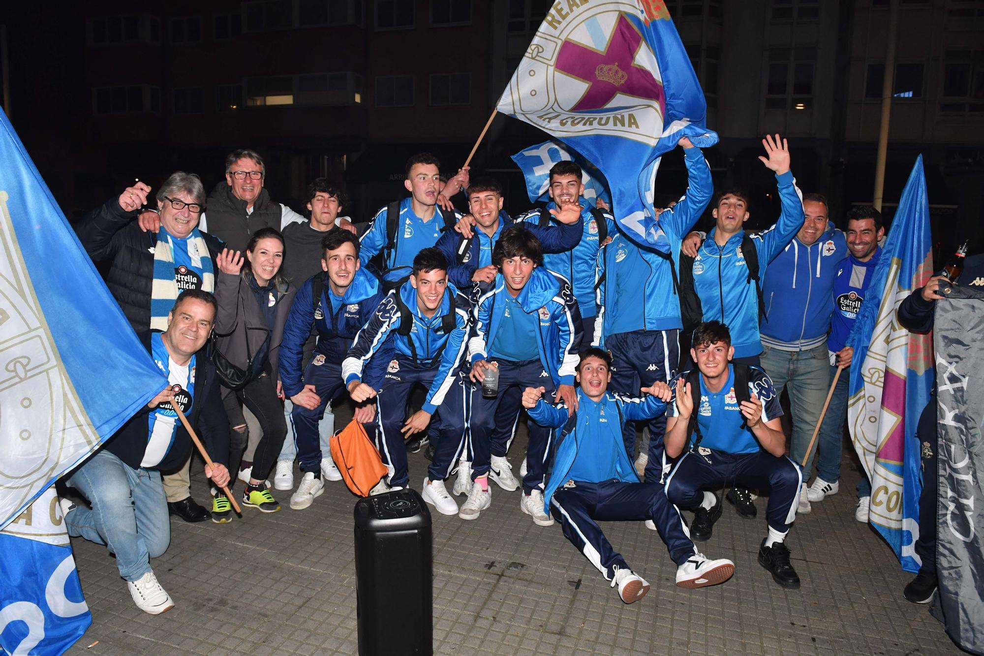 El Fabril celebra el ascenso a su llegada a Riazor