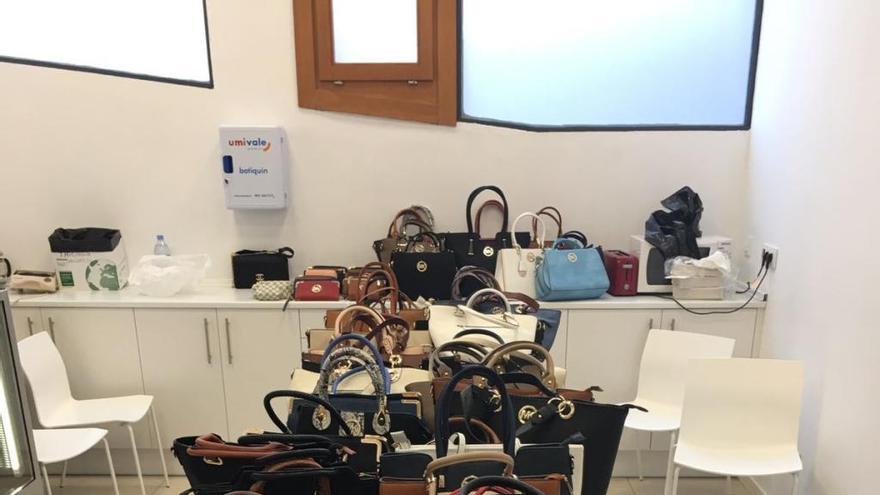 Detenido en Xàbia por falsificar bolsos de Louis Vuitton, Chanel y Michael Kros