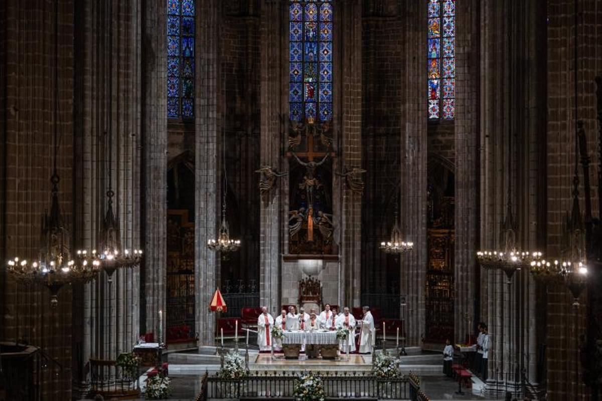 El  arzobispo Omella dedica la misa, en la Catedral de Barcelona, al Papa Francisco