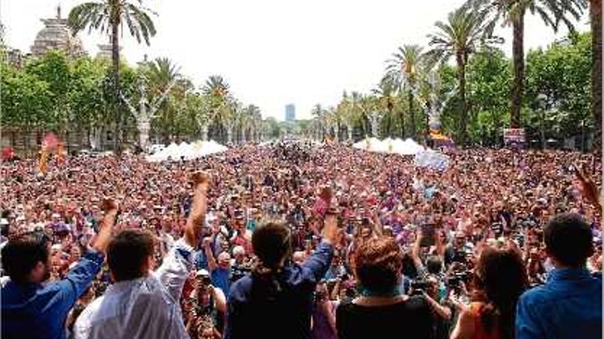 El passeig de Lluís Companys de Barcelona, ple de seguidors d&#039;En Comú Podem.