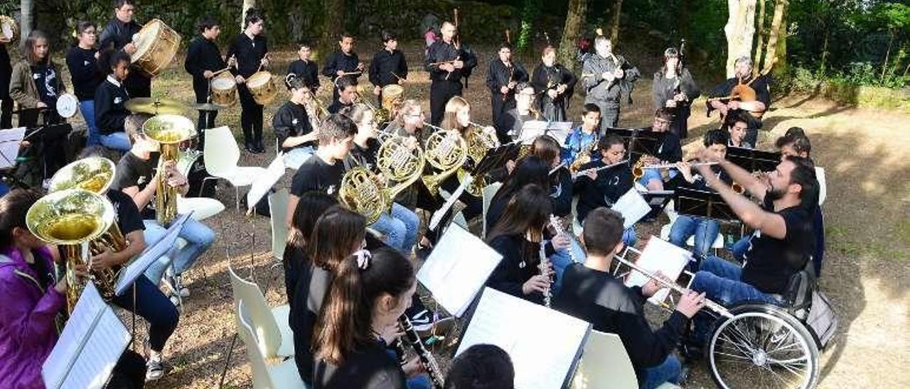 Alumnos das escolas de música de Moaña, no festival de onte. // G.N.