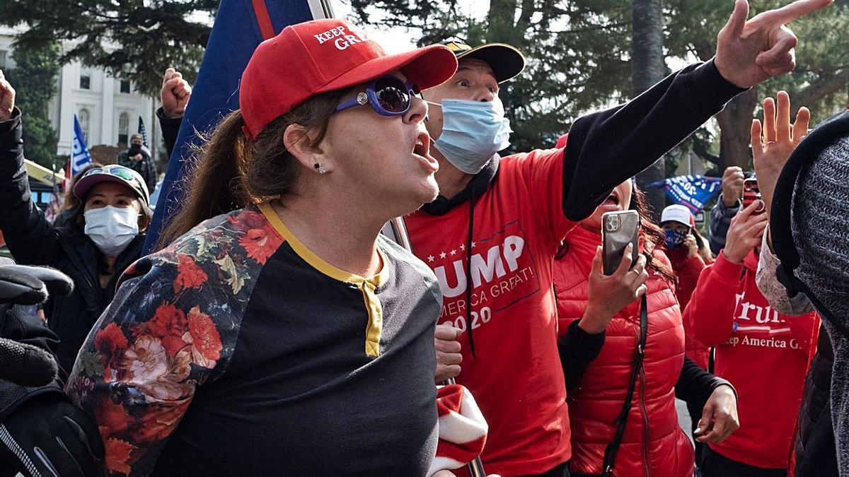 Manifestantes pro Trump increpan a partidarios de Biden en Sacramento, EE UU.