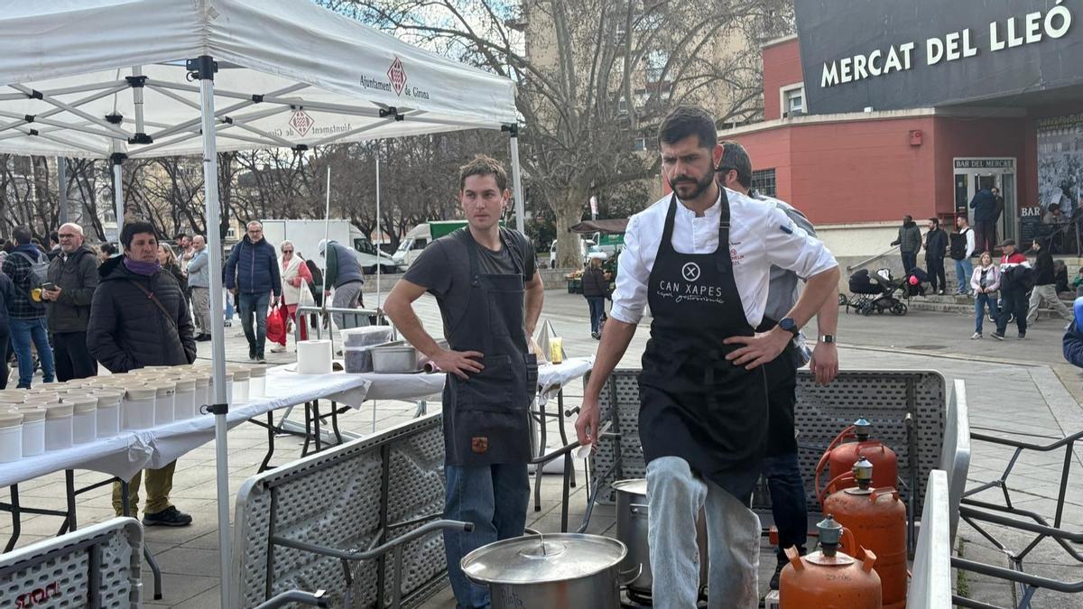 Els cuiners, durant la preparació de l'escudella.