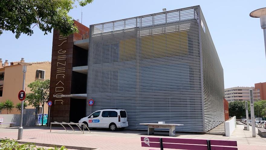 Calvià retira carteles feministas y LGTBI de la fachada de un edificio municipal para jóvenes