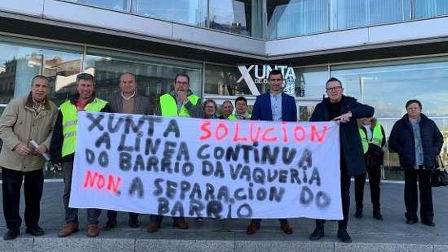 Coto y Carrera con vecinos de Vaquería, ayer, en la Xunta en Vigo. // D.P.