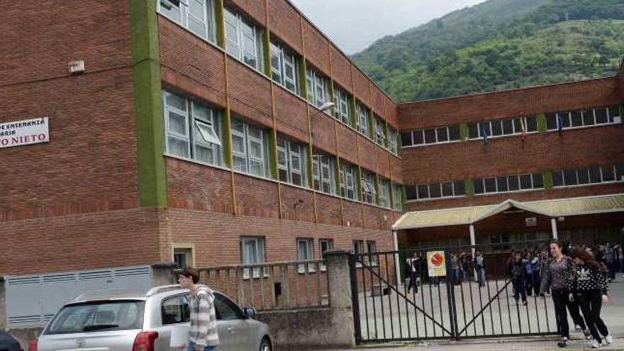 Estudiantes del IES Benedicto Nieto, a la salida de las clases.