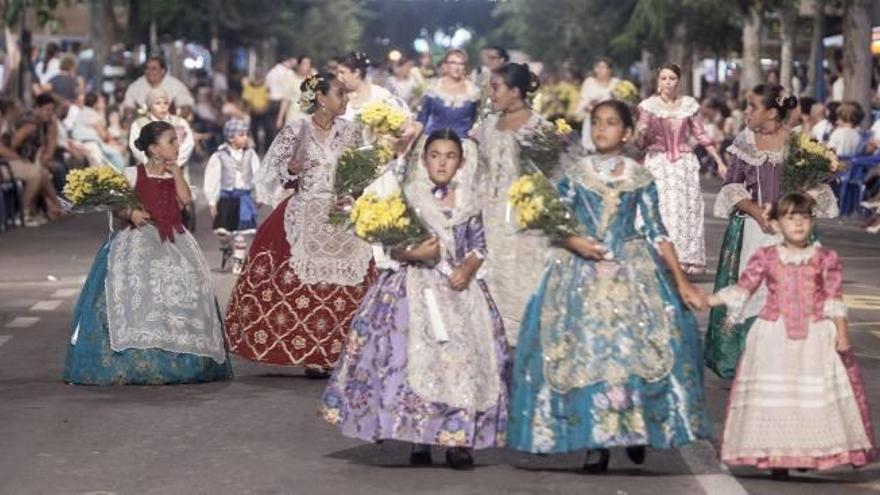 Cientos de personas rinden tributo a la imagen del Cristo de la Paz en la Ofrenda de Flores que se celebró ayer en el marco de las fiestas mayores de la localidad.