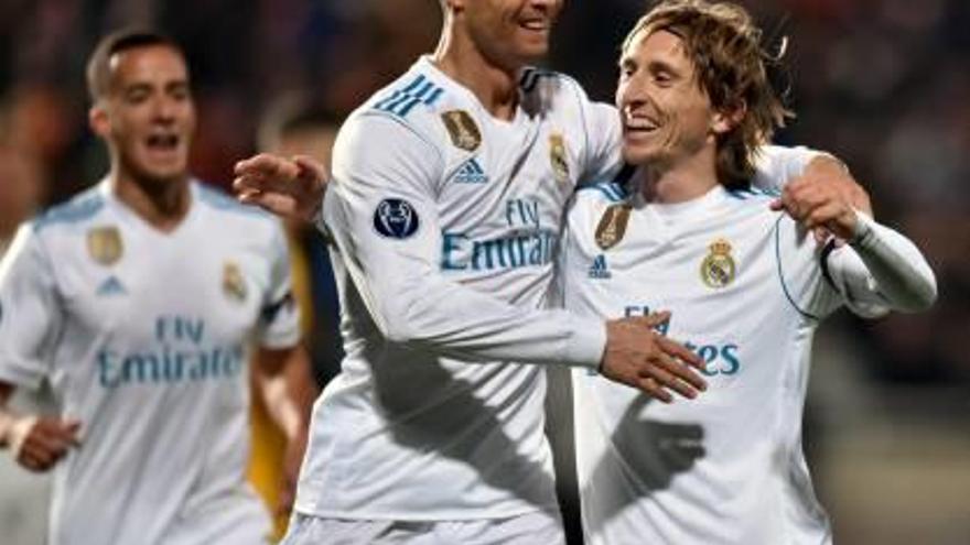 Cristiano s&#039;abraça amb Modric per celebrar un dels sis gols