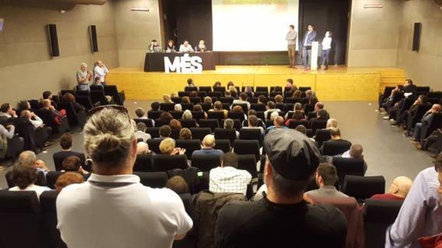 La asamblea de Més congregó ayer a casi 200 militantes de la coalición de izquierda catalanista y ecologista.