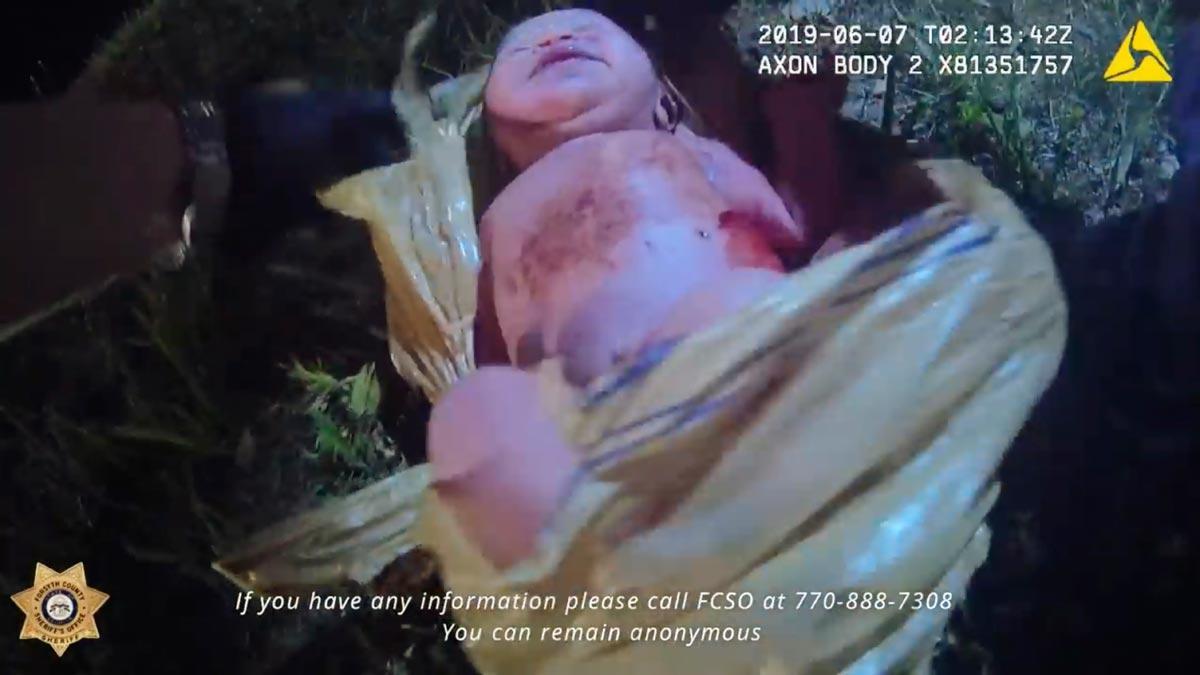 Vídeo del rescate de una bebé abandonada en una bolsa de plástico en Estados Unidos.