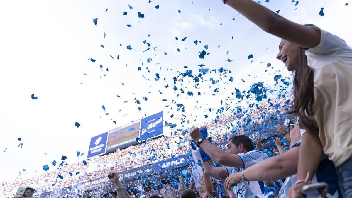 La afición del Málaga CF celebrando el gol de David Larrubia ante el Racing.