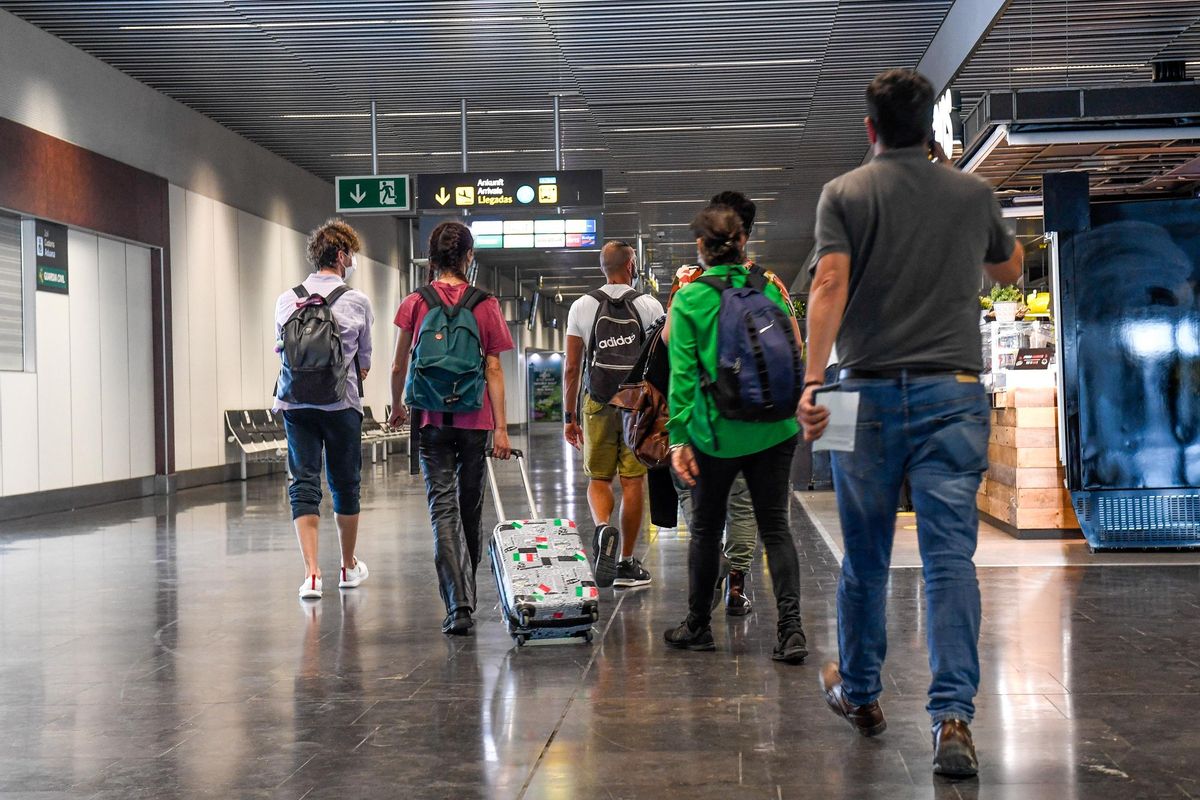Pasajeros llegando al aeropuerto de Gran Canaria, en una imagen de archivo