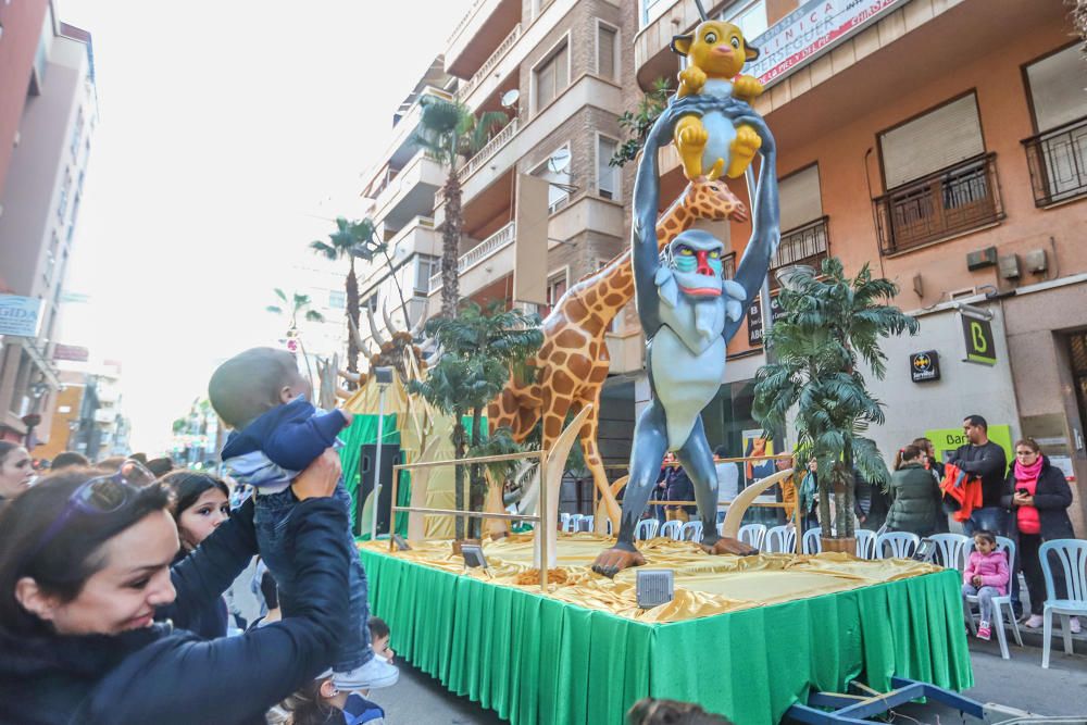 El Desfile Infantil recorrió la calle Ramón Gallud, en el centro de Torrevieja, en uno de los actos más populares de las fiestas patronales en honor a la Purísima