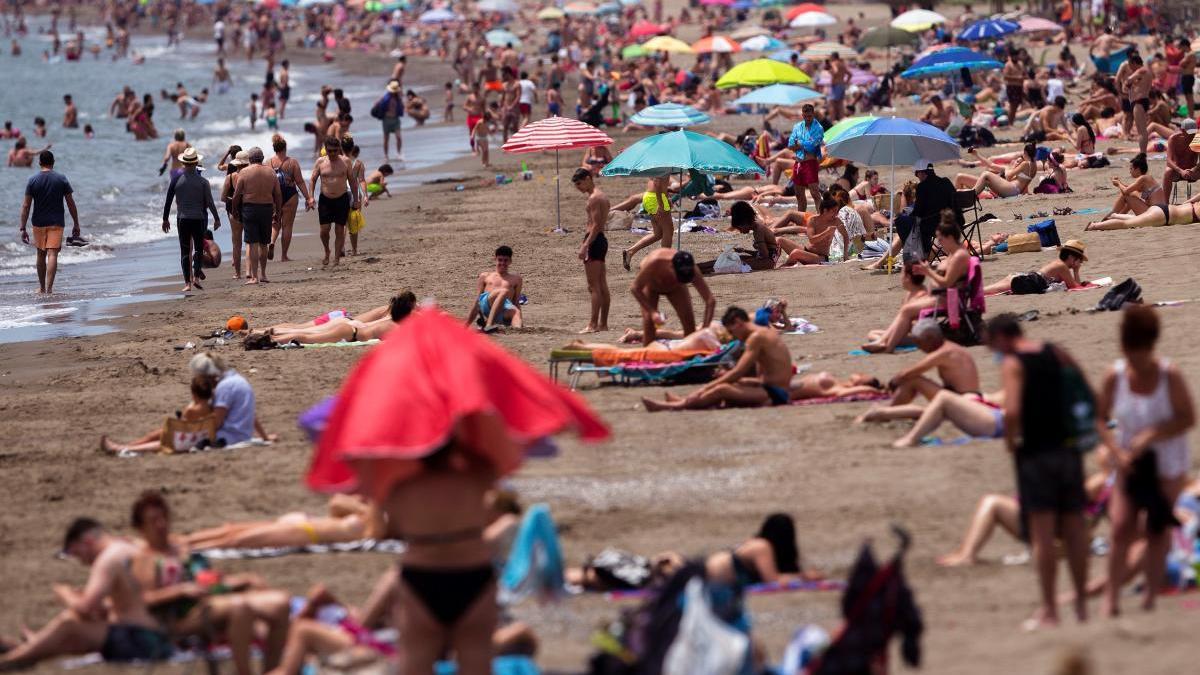 Andalucía obliga a llevar mascarilla en la playa bajo multa de 100 euros